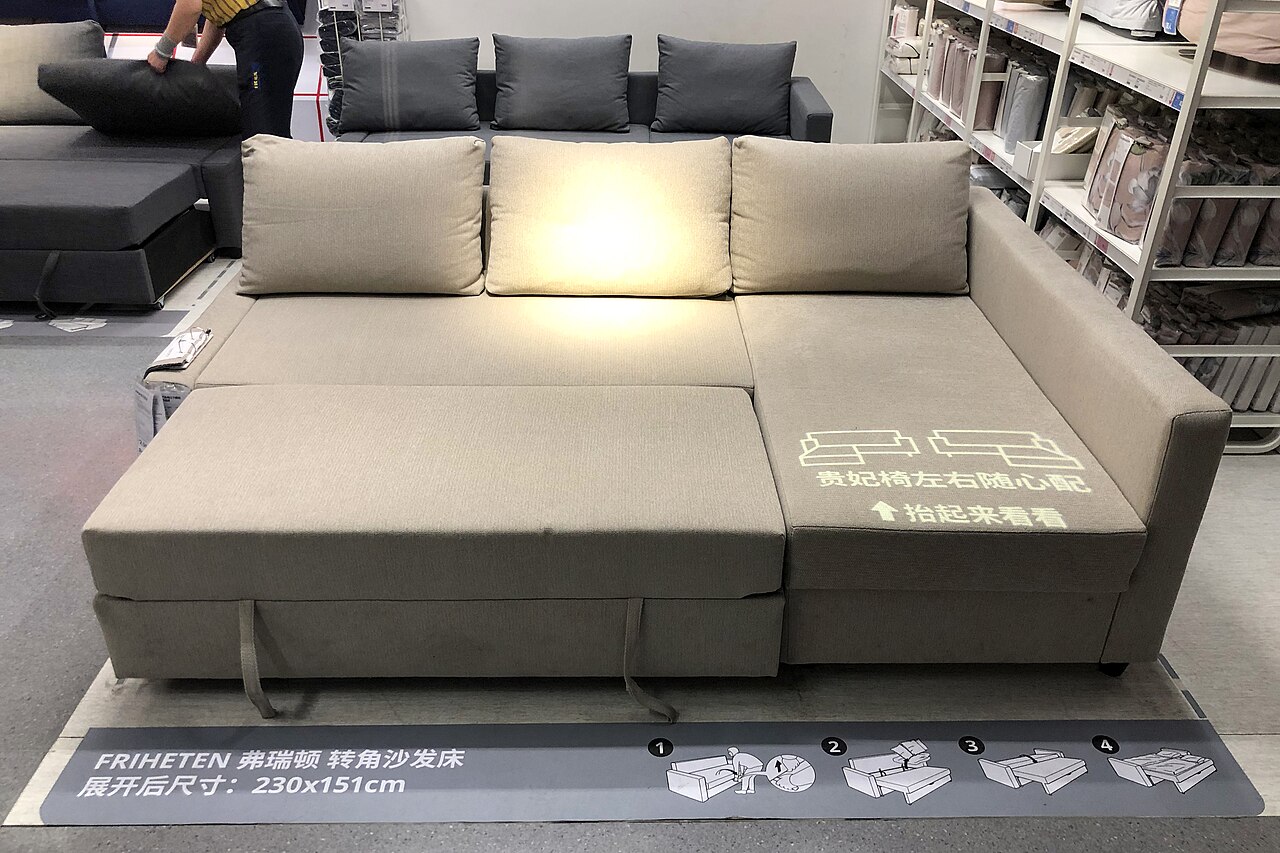Divano letto aperto in uno spazio espositivo