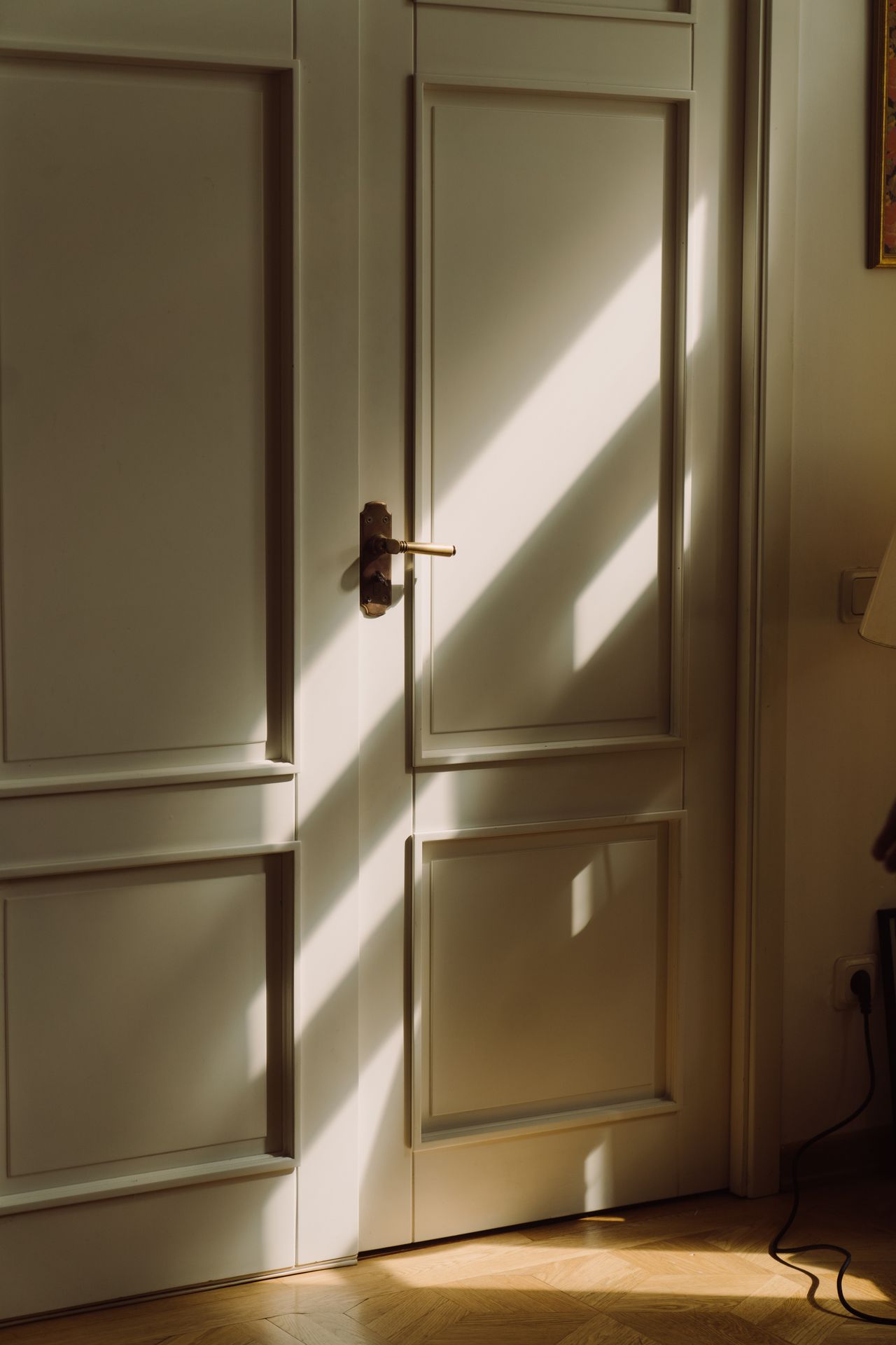 Porta interna a pannelli illuminata dal sole