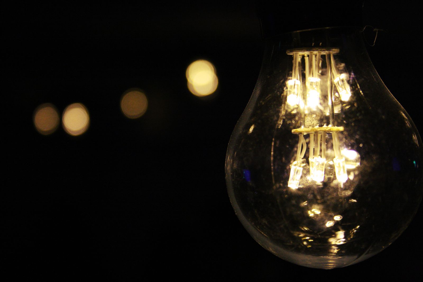 Lampadina a filamento accesa su sfondo scuro
